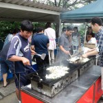 鉄板部準備の様子（４年生の焼きそば＆フランク）